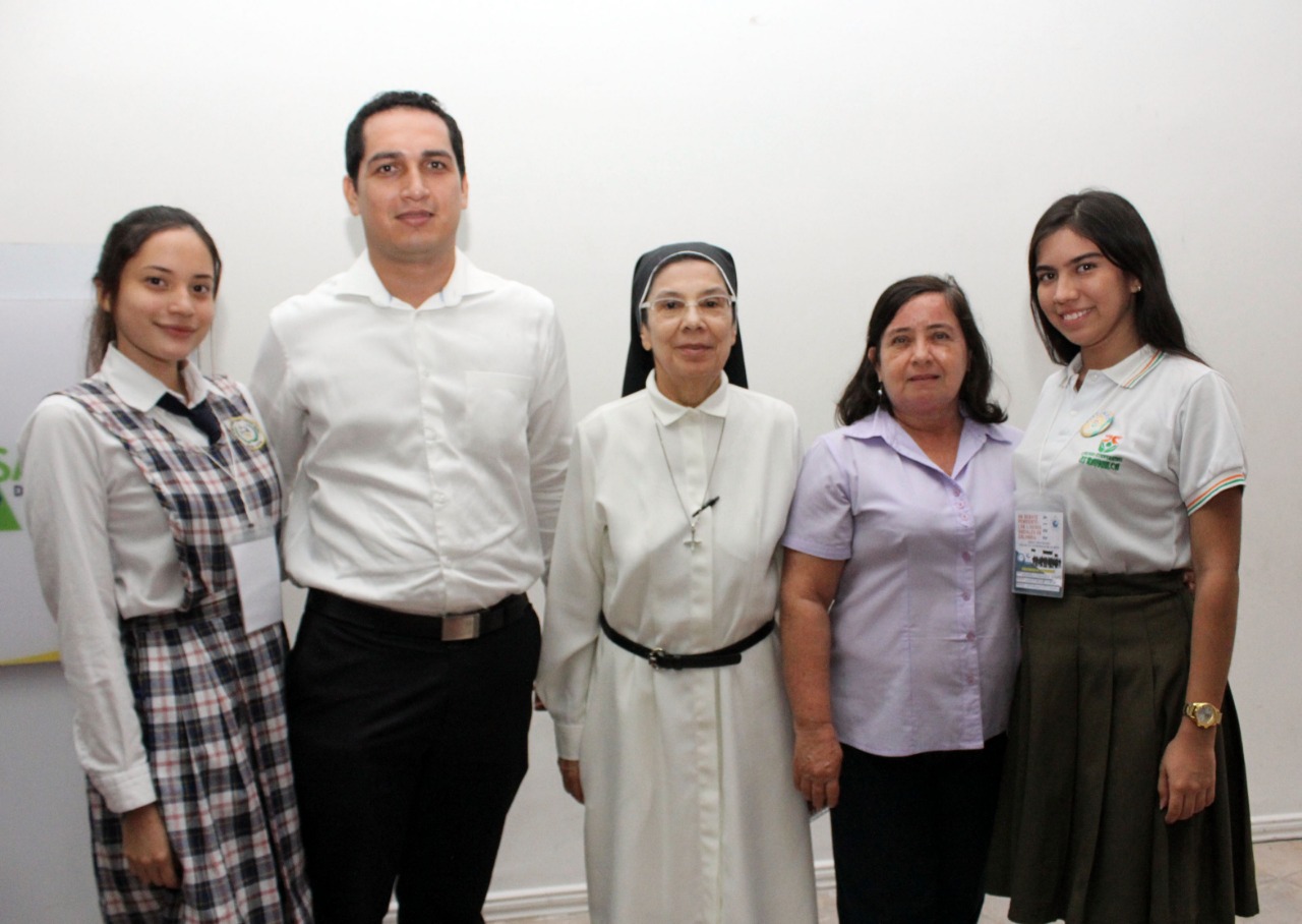 María José Coronel, Asdrubal Torres, hermana Miriam Eugenia Gómez, rectora de La Presentación de Neiva, Vilma Isabel Patio y María Camila Vargas.